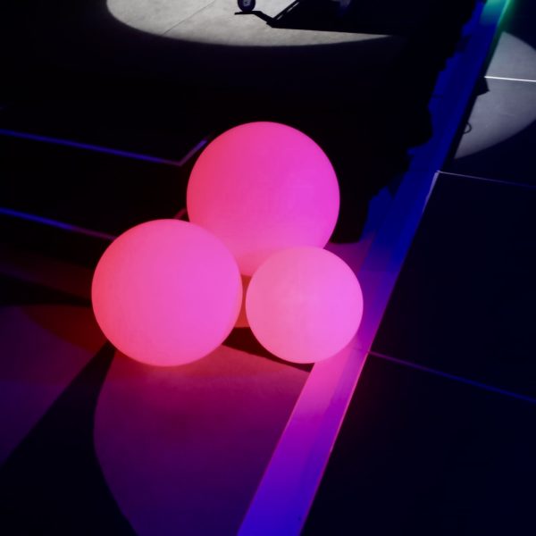 glow round spheres in pink colour